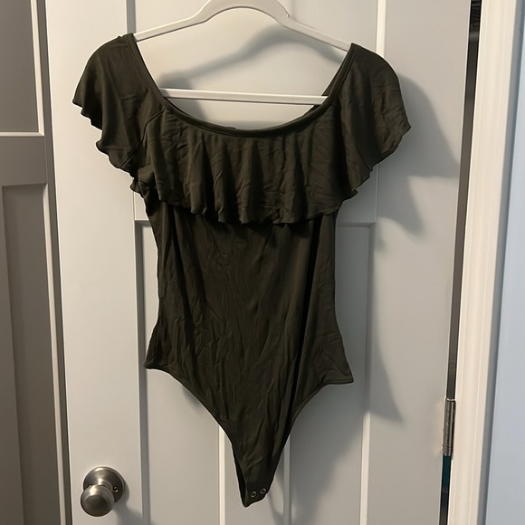 NWT Express Ribbed Olive Green Ruffle Off-the-Shoulder Bodysuit size Medium - Picture 6 of 6